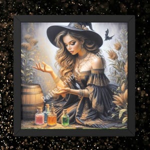 Peut inclure: Une œuvre d'art encadrée représente une femme en chapeau et robe de sorcière noirs, entourée de flacons de potions et d'un tonneau en bois. L'œuvre a un thème fantastique avec une chauve-souris et le texte "Petites croix Fantastiques".