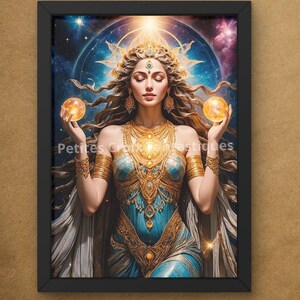 Peut inclure: Impression d'art encadrée représentant une femme céleste en robe bleue et dorée, tenant des orbes lumineux. L'œuvre présente un fond cosmique avec des étoiles et la mention "Petites Créations Fantastiques". Le cadre est noir.