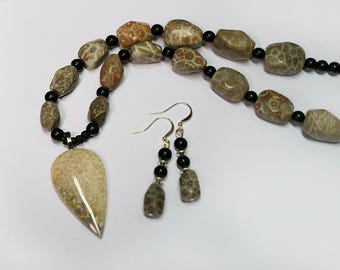 Korallen Fossile Halskette und Ohrringe, Schwarzer Onyx, Sterling Ohrdrähte