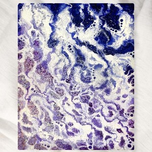 Puede incluir: Obra de arte abstracta con un diseño fluido. La obra presenta una mezcla de tonos azul oscuro, morado y blanco, creando un patrón texturizado y arremolinado. La pieza tiene un efecto brillante, agregando un toque de brillo.