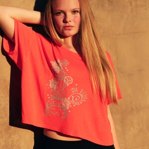 Coral de Leela Boxy voleibol T Shirt