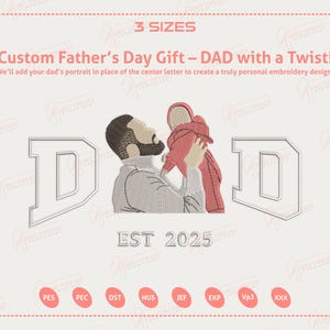 Puede incluir: Un diseño bordado para el Día del Padre. La palabra "DAD" se muestra con un retrato de un padre sosteniendo a un bebé en el centro. El texto "EST 2025" está debajo de la imagen. El texto "Custom Father's Day Gift - DAD with a Twist!" está en la parte superior.