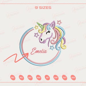 Puede incluir: Diseño bordado de una cabeza de unicornio colorida dentro de un círculo. El unicornio tiene un cuerno verde y una melena amarilla, rosa y azul. El nombre "Emelia" está escrito en rosa. El diseño está rodeado de estrellas.