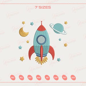Può includere: Design ricamato con un razzo blu e rosso, una luna crescente, un pianeta con anelli e stelle. Il design è circondato dal testo "7 SIZES" e dalle abbreviazioni dei formati di file.