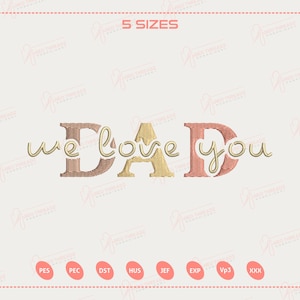 Può includere: Un disegno di ricamo con le parole "we love you DAD". La parola "DAD" è in uno stile di lettere a blocchi strutturate. Il disegno utilizza tonalità di marrone, oro e rosa, con un carattere script per le altre parole.
