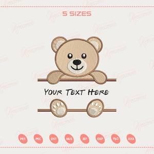 Puede incluir: Un diseño bordado con un oso de peluche amigable con el texto "YOUR TEXT HERE". El oso es de color marrón claro con nariz y ojos negros. El diseño incluye huellas de patas y está etiquetado "5 SIZES".