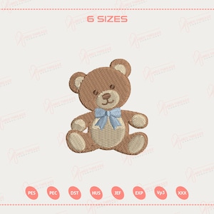 Peut inclure: Un motif de broderie d'ours en peluche dans les tons marron et beige, avec un nœud papillon bleu clair. L'image comprend le texte "6 TAILLES" en haut et des abréviations de type de fichier en bas. Ce motif convient aux projets de broderie.