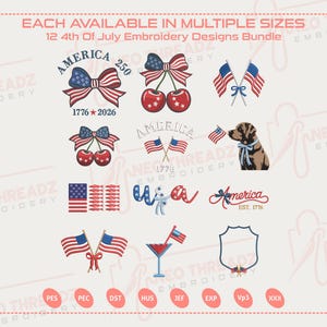 Op de afbeelding: Een verzameling van 12 borduurontwerpen voor 4 juli. Ontwerpen omvatten patriottische strikken, kersen, vlaggen en het woord "America" in verschillende stijlen. Verkrijgbaar in meerdere maten.
