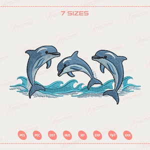 Peut inclure: Une broderie représentant trois dauphins bleus sautant au-dessus de vagues océaniques stylisées. Les dauphins sont détaillés avec des ombres, et les vagues sont d'un bleu plus clair. Le texte "7 SIZES" est en haut.