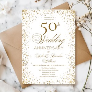 Puede incluir: Una invitación dorada para el 50 aniversario de bodas con detalles dorados en forma de confeti. La invitación incluye los nombres Leslie & Brandon Williams, la fecha, la hora y los detalles del lugar. El fondo es blanco.