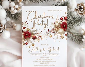 Puede incluir: Una invitación blanca para una fiesta de Navidad con letras doradas que dicen "Christmas Party!" y detalles florales festivos. La invitación incluye detalles del evento, como la fecha, la hora y el lugar, y los nombres de los anfitriones, Ashley y Gabriel.