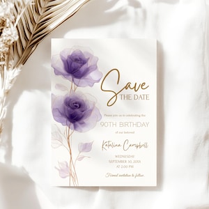 Puede incluir: Una invitación color crema con detalles florales morados y texto dorado. El texto dice "Save the Date" y anuncia una celebración del 90 cumpleaños de Katalina Campbell el 30 de septiembre a las 2:00 PM. Invitación formal a seguir.