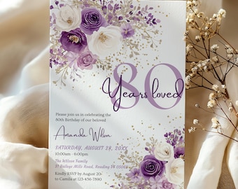 Peut inclure: Une invitation pour un 80e anniversaire. Le design présente des arrangements floraux violets et blancs avec des accents dorés. Le texte indique "80 Years loved" et comprend les détails de l'événement.