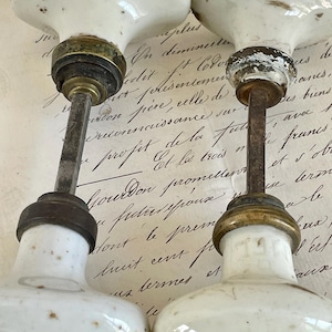 Puxadores de porta franceses antigos, em porcelana, ferro e latão, estilo eduardiano.