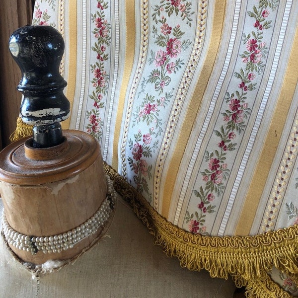 Longue cantonnière française avec cantonnière tissée lisere soie broderie textile