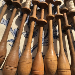 Collection de dentelle aux fuseaux français vintage faisant des bobines en bois image 9