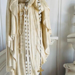 Antieke Franse parelrozenkrans Miraculous Mary in leren etui