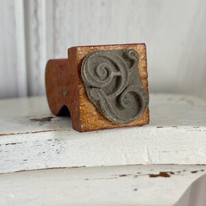 Antiker französischer Stoffstempel G Initial Gothic Monogramm Alphabet Druck Blockbuchstaben Muster