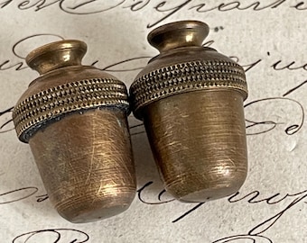 Coppia di pesi vintage in ottone francese a forma di ghianda per cordino di tenda a rullo.