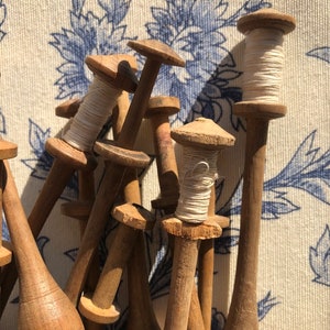 Collection de dentelle aux fuseaux français vintage faisant des bobines en bois image 3