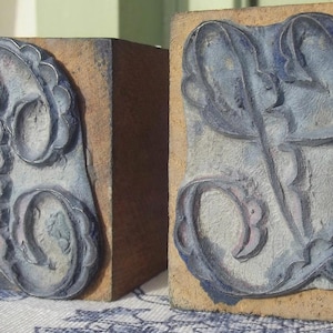 Antieke Franse stoffenstempel LP eerste gotische monogram alfabetdruk blokletter