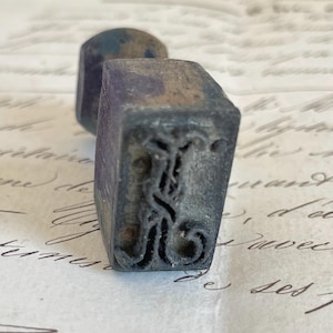Timbro antico in tessuto francese con iniziale I/J, monogramma gotico, stampa a stampatello