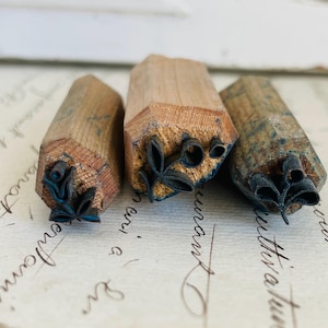 Trio de tampons anciens pour impression française Jolies garnitures décoratives avec blocs de bois et motifs de fleurs en étain