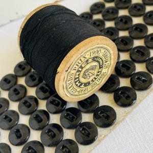 Lotto di bottoni antichi francesi in vetro nero, bottoni Art Nouveau su carta originale e filo