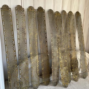 Lote de placas de latón antiguas francesas largas para puertas con diseño de dedos y calados.