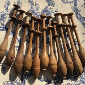 Collection de dentelle aux fuseaux français vintage faisant des bobines en bois image 8