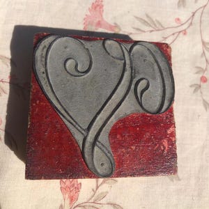 Antiker französischer Druckstempel V Initial Gothic Monogramm Alphabet Blockbuchstabenmuster