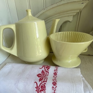 Cafetera francesa europea vintage de porcelana Melitta, jarra amarilla para estufa y filtro.