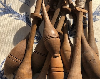 Collection de dentelle aux fuseaux français vintage faisant des bobines en bois