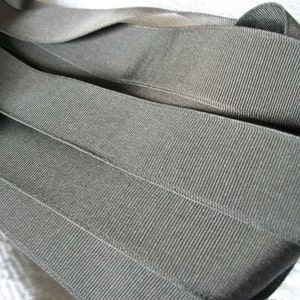 Nastro per cappello vintage francese da modista, largo, grigio lavanda, con rifinitura in grana grossa