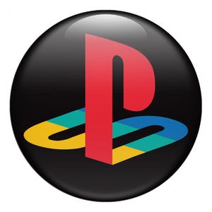Peut inclure: Un emblème circulaire noir brillant avec le logo PlayStation. Le logo comprend un 'P' rouge au-dessus d'une forme incurvée jaune, bleue et turquoise. Ce design est un symbole bien connu de la console de jeu.