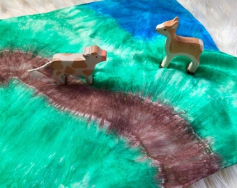 Playsilk tinto a mano: laghetto della fattoria e sentiero - Tappetino da gioco ispirato a Waldorf