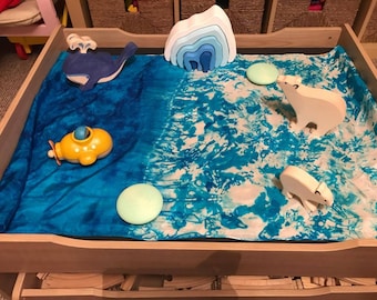 Tappetino da gioco in seta tinta a mano: ghiaccio, acqua, scena di spiaggia - ispirato allo stile Waldorf