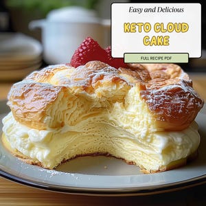 Puede incluir: Un pastel de nube Keto, un postre en capas con una textura ligera y aireada, se presenta en un plato. El pastel tiene una parte superior de color marrón dorado, un relleno blanco cremoso y está adornado con una frambuesa roja. Se muestra el texto "Easy and Delicious KETO CLOUD CAKE".