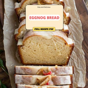 Puede incluir: Pan de huevo de leche en rodajas con glaseado blanco, presentado sobre papel de pergamino y una tabla de madera. El texto "EGGNOG BREAD" es visible en una etiqueta crema, junto con "Easy and Delicious" y "FULL RECIPE PDF".