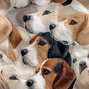 Può includere: Primo piano di un tessuto con un motivo ripetuto di facce di cani Beagle. I cani hanno segni marroni, neri e bianchi. La trama del tessuto è visibile, con cuciture dettagliate che creano l'immagine.