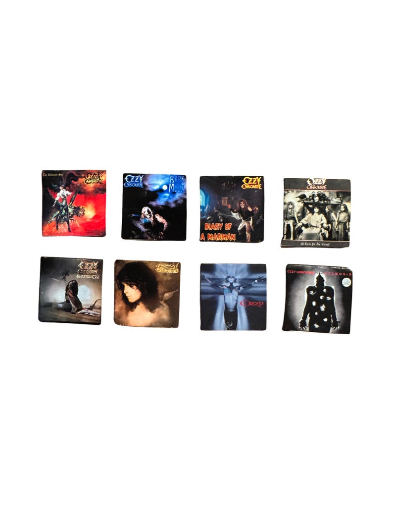 K&ouml;nnte beinhalten: Acht quadratische Magnete mit Albumcovern von Ozzy Osbourne. Die Magnete zeigen verschiedene Albumcover mit Bildern des K&uuml;nstlers, Fantasy-Szenen und Albumtiteln. Das Ozzy Osbourne-Logo ist auf mehreren Magneten zu sehen.