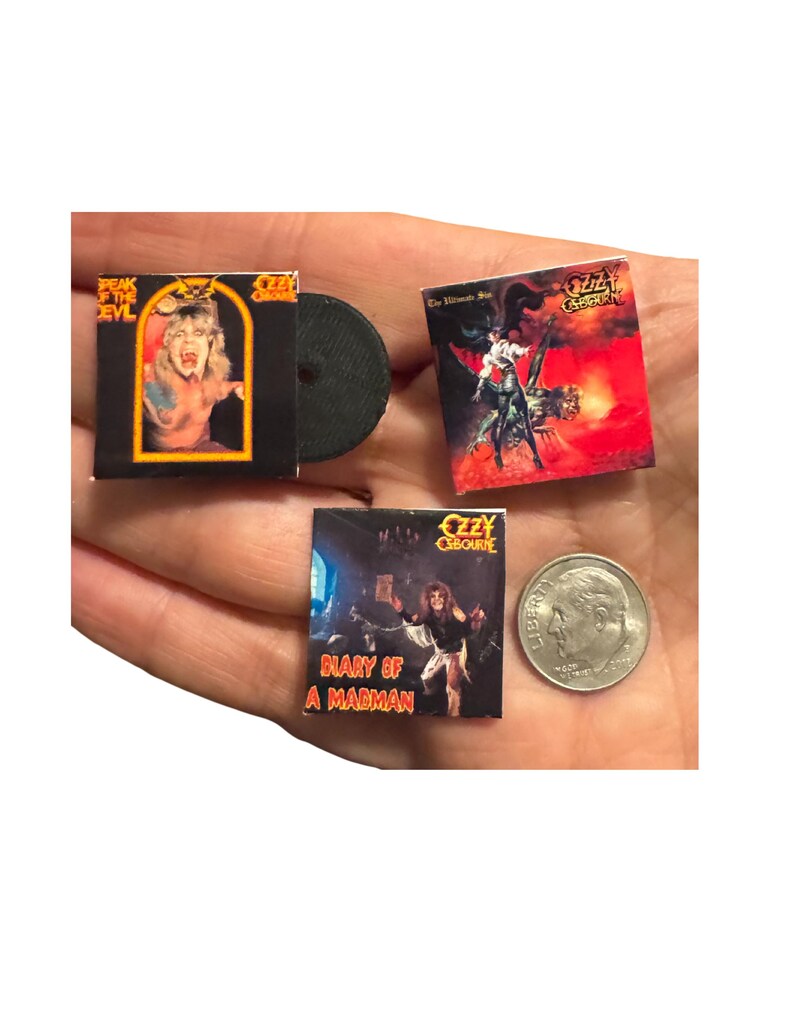 K&ouml;nnte beinhalten: Miniatur-Albumh&uuml;llen von Ozzy Osbourne. Die Alben umfassen "Speak of the Devil", "The Ultimate Sin" und "Diary of a Madman". Eine schwarze Schallplatte ist ebenfalls vorhanden. Eine M&uuml;nze dient als Gr&ouml;&szlig;enreferenz.