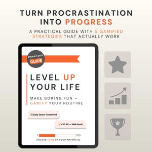 Puede incluir: Una tableta negra muestra el texto "TURN PROCRASTINATION INTO PROGRESS" y "LEVEL UP YOUR LIFE." La pantalla muestra una guía con estrategias gamificadas. El fondo es blanco con detalles en naranja. Los iconos de una estrella, un gráfico y un trofeo están a la derecha.