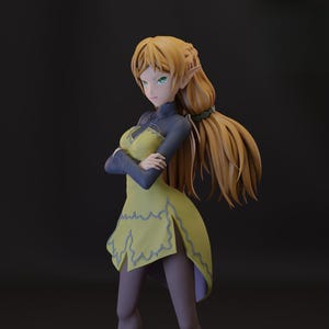 Puede incluir: Figura detallada de un personaje femenino de anime con largo cabello rubio y orejas puntiagudas. Viste un vestido amarillo con mangas azules y botas rojas. La figura está sobre una base verde.