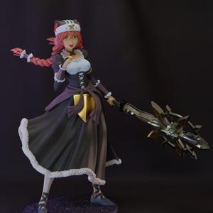 Op de afbeelding: Gedetailleerd beeldje van een personage in een zwart-witte jurk met een witte kraag en een roodharige vlecht. Het figuur houdt een groot, sierlijk wapen vast met een zilver en goud ontwerp. Het figuur staat op een paarse basis.