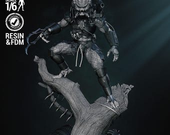 Peut inclure: Figurine détaillée de Predator en résine et FDM, à l'échelle 1/6, sur un tronc d'arbre sculpté avec une base de jungle. La figurine est dans une pose dynamique, avec une armure et des armes complexes. Le mot "PREDATOR" est à la base.