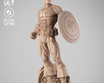 Könnte beinhalten: Beigefarbene Captain America-Statue mit einem Schild mit Stern-Emblem. Die Statue steht auf einem felsigen Sockel mit dem Avengers-Logo. Die Figur ist im Maßstab 1:6 und besteht aus Harz und FDM.