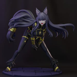 Puede incluir: Una figura de un personaje con rasgos de lobo, vistiendo un atuendo negro y dorado. La figura tiene pelo largo y oscuro y está posada en una postura dinámica. La base es de color púrpura oscuro.