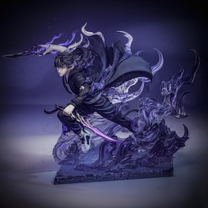 Peut inclure: Figurine dynamique d'un personnage en tenue noire, maniant deux épées violettes. La figurine est entourée d'énergie tourbillonnante violette, avec une cape sombre flottant derrière. La base est sombre et texturée.