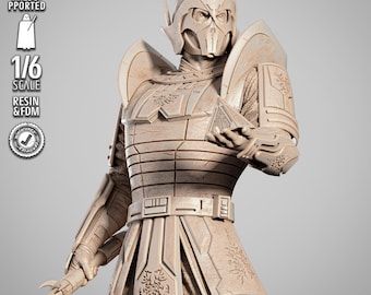 Puede incluir: Figura beige de un guerrero con armadura ornamentada, sosteniendo un bastón. La figura tiene un casco y protectores de hombros. La imagen incluye el texto "1/6 SCALE RESIN & FDM". Es un modelo detallado.